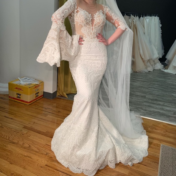 Wedding dress - Picture 4 of 11
